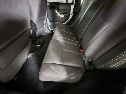 Used 2018 Jeep Wrangler Unlimited Sahara w/ Connectivity Group image 23