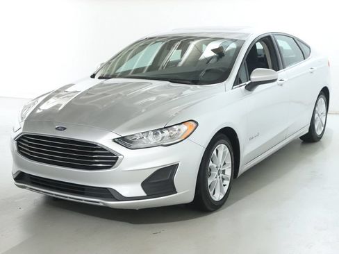 Used 2019 Ford Fusion SE FWD image 4