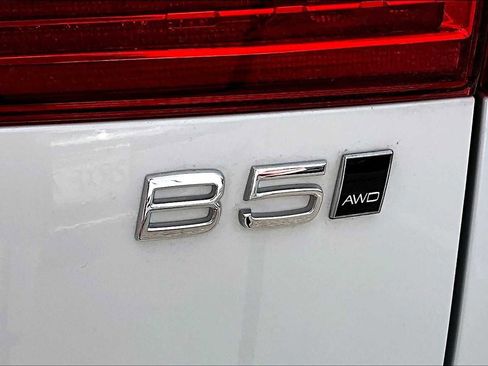 Certified 2023 Volvo XC60 B5 Plus w/ Climate Package image 9