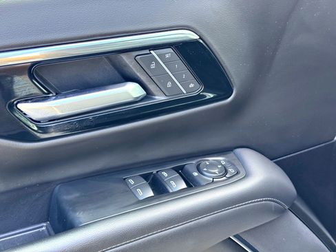 Used 2025 Chevrolet Suburban Z71 image 15