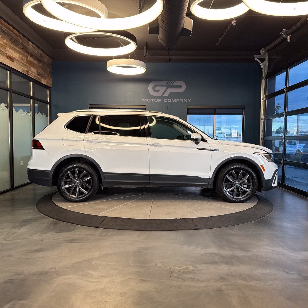 Used 2024 Volkswagen Tiguan SE AWD/4WD image 2