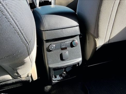 Used 2019 Ford Explorer XLT image 33