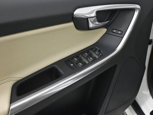 Used 2016 Volvo XC60 T5 Premier w/ Proximity Package FWD image 8