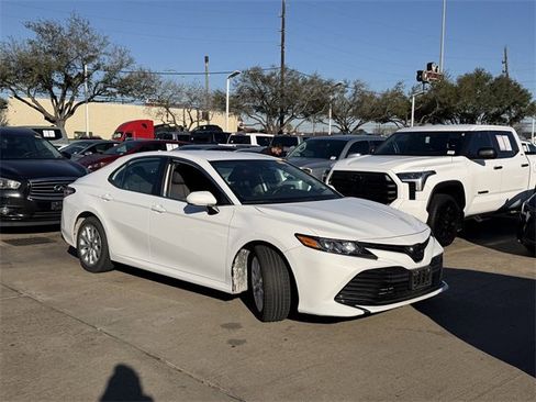 Used 2020 Toyota Camry LE image 3