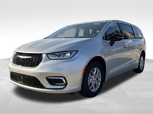 New 2026 Chrysler Pacifica Select FWD image 3