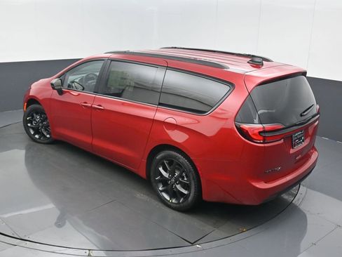 New 2026 Chrysler Pacifica Select w/ S Appearance Package image 42