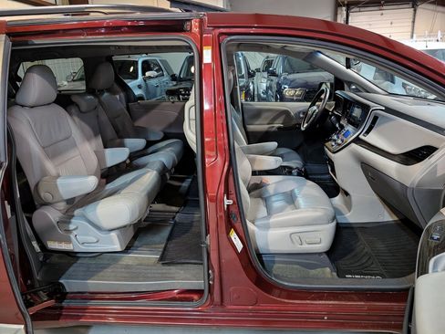 Used 2017 Toyota Sienna XLE Premium image 28