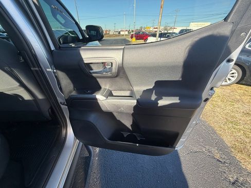 Used 2019 Toyota Tacoma TRD Sport image 23