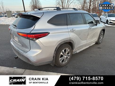Used 2023 Toyota Highlander XLE image 3