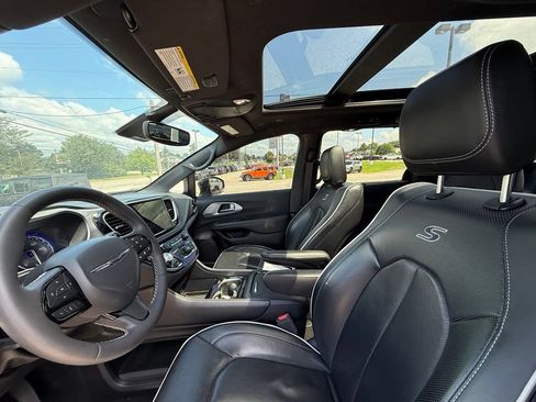 Used 2025 Chrysler Pacifica Limited FWD image 12