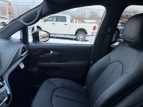 New 2026 Chrysler Pacifica Select image 49
