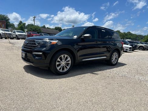 Used 2021 Ford Explorer XLT w/ Equipment Group 202A AWD/4WD image 4