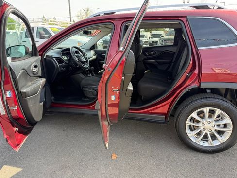 Used 2019 Jeep Cherokee Latitude w/ Popular Appearance Group image 9