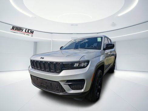 New 2025 Jeep Grand Cherokee Altitude image 6