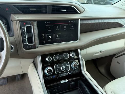 Used 2022 GMC Yukon XL Denali AWD/4WD image 17
