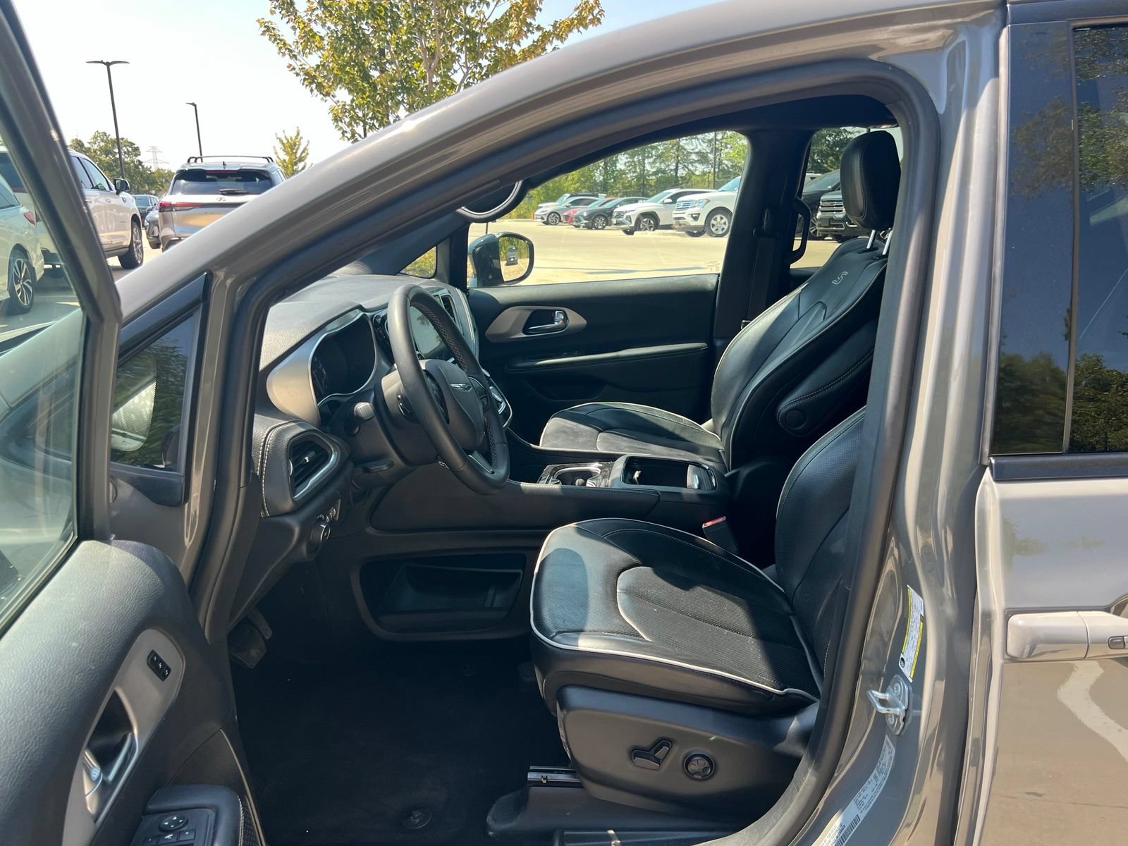 Used 2025 Chrysler Pacifica Limited FWD image 27