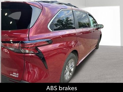 Used 2021 Toyota Sienna XLE w/ XLE Plus Package FWD image 10