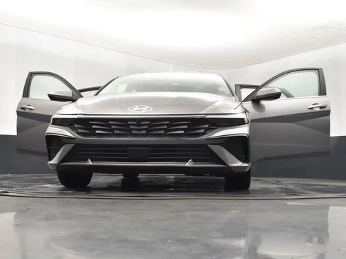 Used 2024 Hyundai Elantra Limited FWD image 11