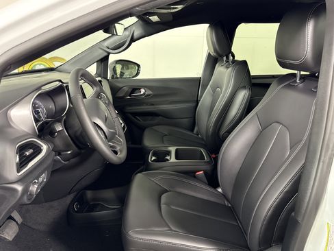 New 2026 Chrysler Voyager LX image 12