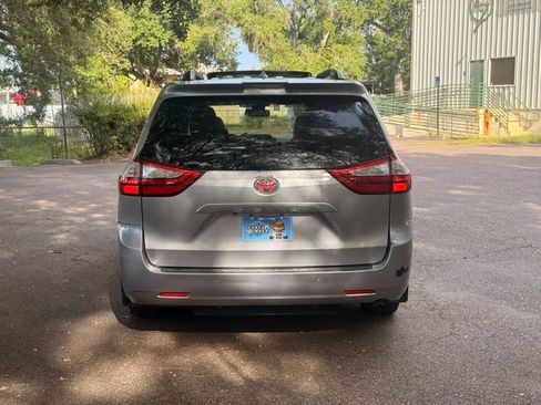 Used 2018 Toyota Sienna XLE w/ XLE Navigation Package FWD image 5