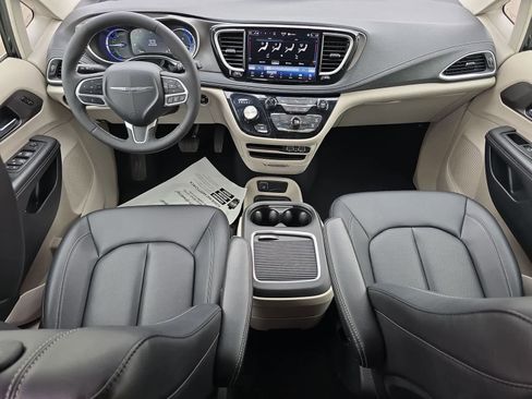 Used 2024 Chrysler Pacifica Limited FWD image 15