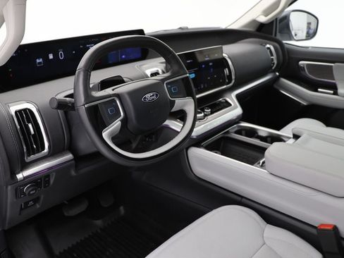 Used 2025 Ford Expedition Max Platinum w/ Platinum Ultimate Package AWD/4WD image 16