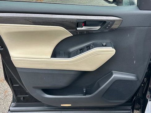 Certified 2024 Toyota Highlander Limited AWD/4WD image 15