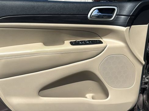 Used 2019 Jeep Grand Cherokee Laredo w/ 18" Wheel & 8.4" Radio Group AWD/4WD image 19