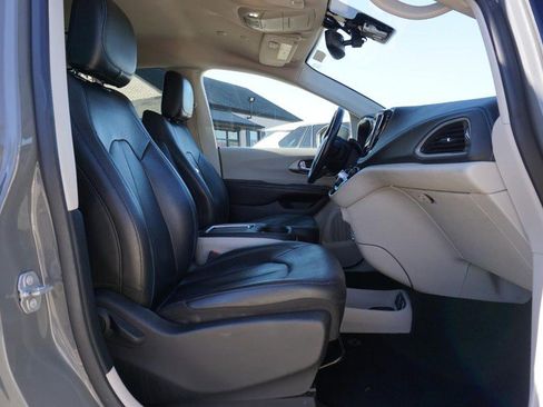 Used 2021 Chrysler Pacifica Touring-L image 29