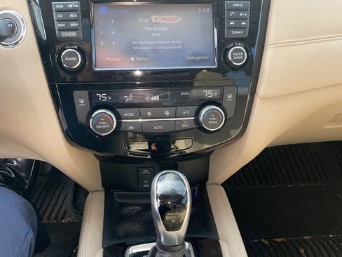 Used 2017 Nissan Rogue SL w/ SL Premium Package image 3