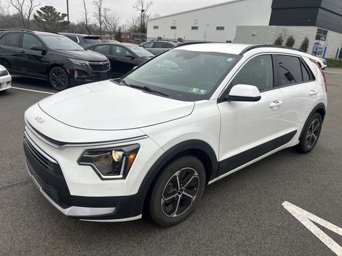 Certified 2023 Kia Niro LX image 3