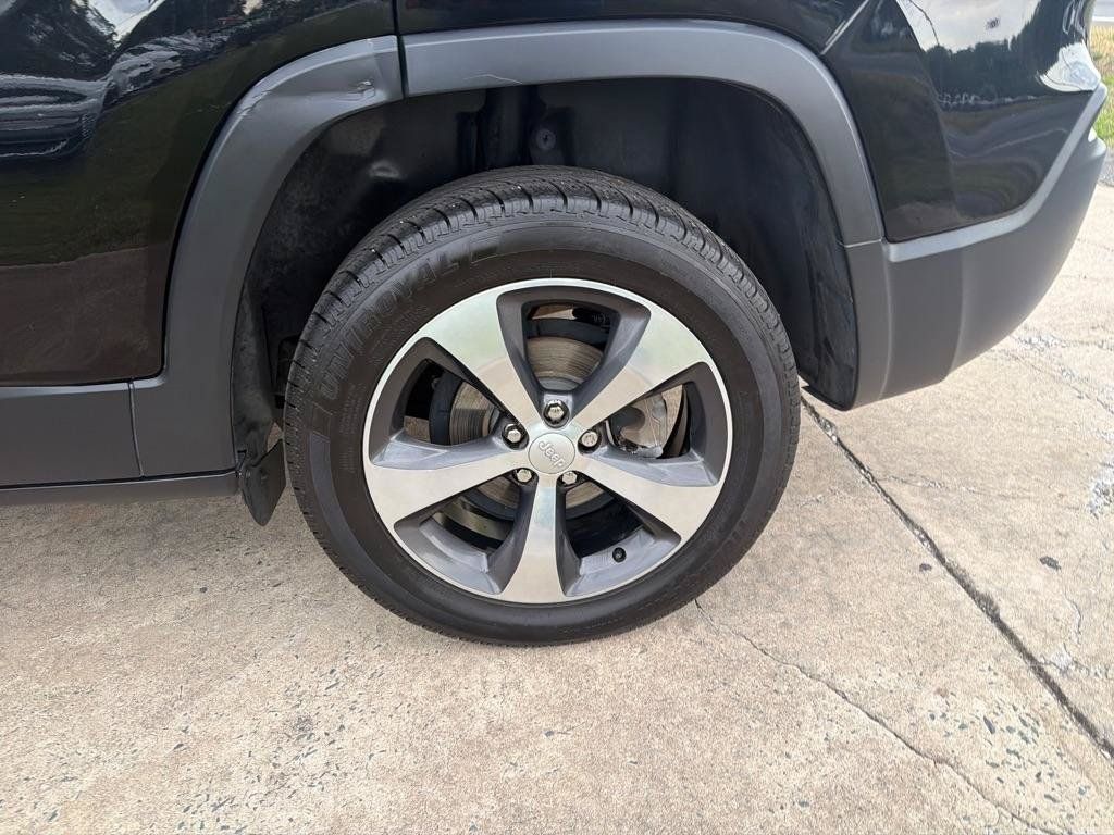 Used 2019 Jeep Cherokee Limited FWD image 33