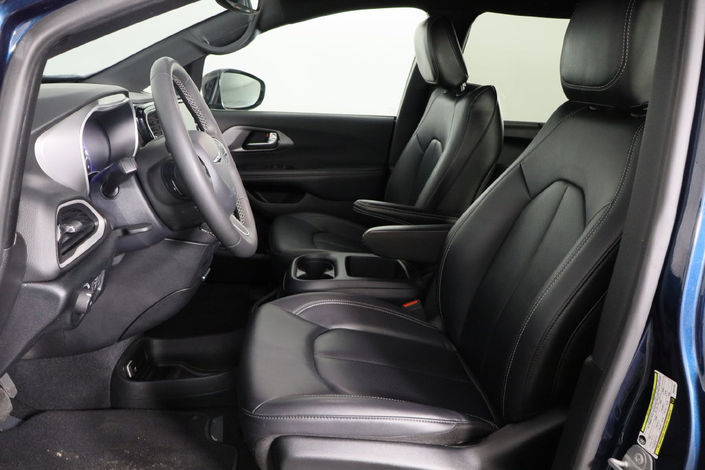 Used 2025 Chrysler Pacifica Select FWD image 14