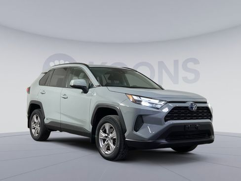 Used 2022 Toyota RAV4 XLE image 8