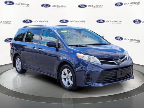 Used 2020 Toyota Sienna LE w/ LE Preferred Package FWD image 7