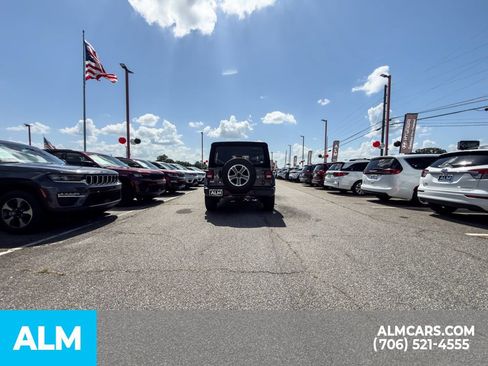 Used 2018 Jeep Wrangler Unlimited Sahara AWD/4WD image 6