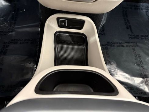 Used 2024 Chrysler Pacifica Touring-L AWD/4WD image 40