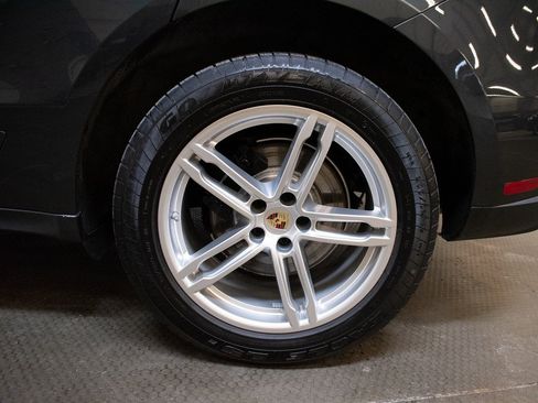 Certified 2025 Porsche Macan image 14