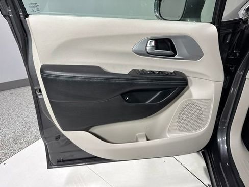 Used 2018 Chrysler Pacifica Touring Plus FWD image 11