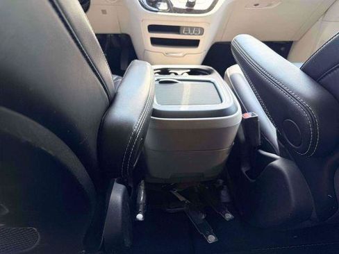 Certified 2023 Chrysler Pacifica Touring-L FWD image 13