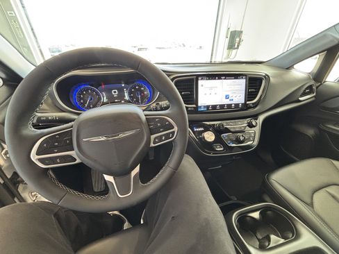 Used 2026 Chrysler Pacifica Select FWD image 9