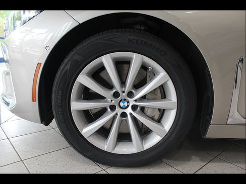 Used 2020 BMW 750i xDrive w/ Autobahn Package AWD/4WD image 9
