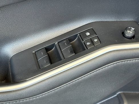 Used 2023 Toyota Highlander XLE AWD/4WD image 15