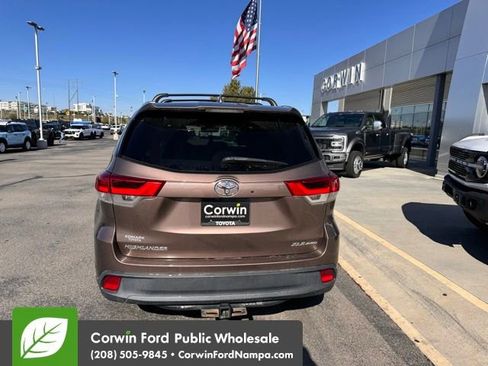 Used 2017 Toyota Highlander XLE w/ Carpet Mat Package AWD/4WD image 6