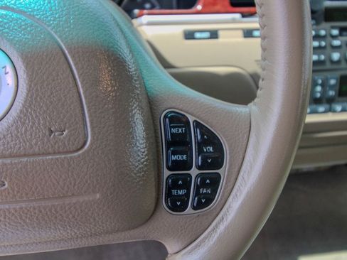 Used 2004 Lincoln Town Car Signature RWD image 19