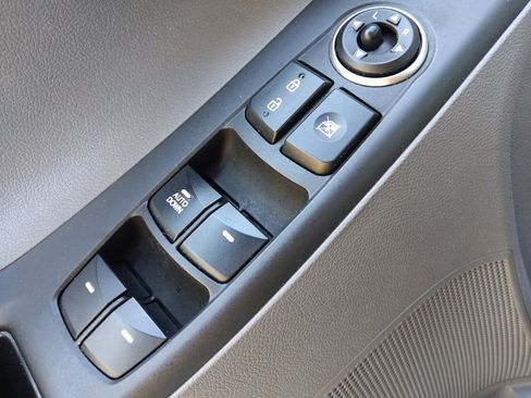 Used 2016 Hyundai Elantra SE image 27