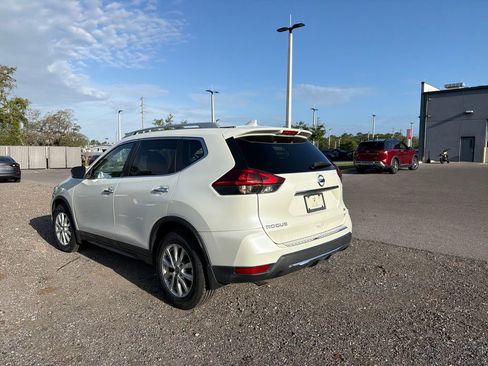 Used 2018 Nissan Rogue SV image 3