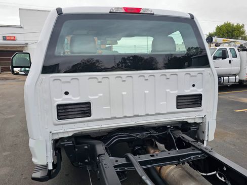 Used 2018 Ford F550 2WD Regular Cab Super Duty image 3