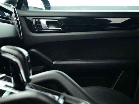 Used 2020 Porsche Cayenne S image 29