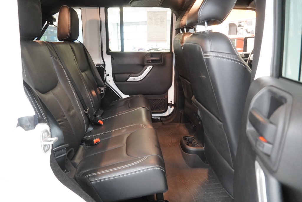 Used 2015 Jeep Wrangler Unlimited Rubicon w/ Connectivity Group AWD/4WD image 28